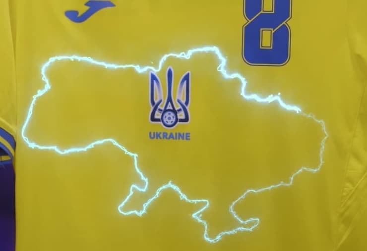 יורו 2020 נבחרת אוקראינה חולצה עם מפה שכוללת את חצי האי קרים זעם ב רוסיה