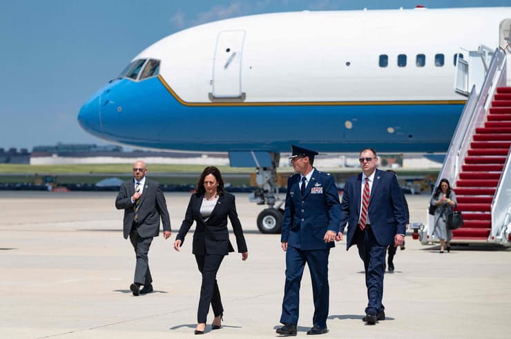 סגנית נשיא ארה"ב קמלה האריס תקלה במטוס אייר פורס 1 