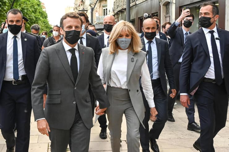 נשיא צרפת עמנואל מקרון ורעייתו בריז'יט מבקרים ב ולנס אחרי שהותקף בידי מפגין