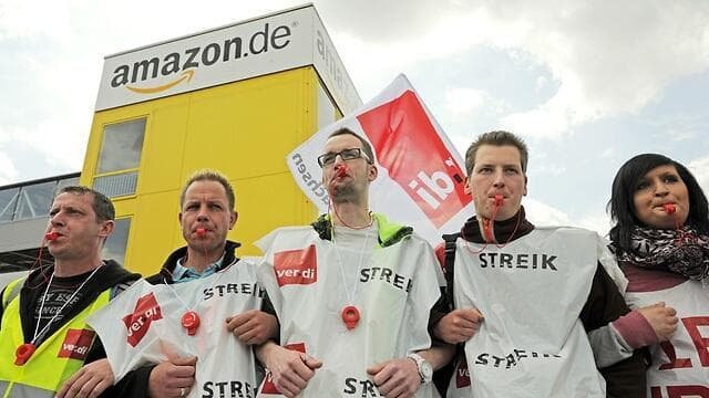 ''בעוד ועוד מדינות, עובדי החברה מדווחים על תנאי העסקה ברוטליים''. הפגנה הגד תנאי העבודה במחסני אמזון בגרמניה 