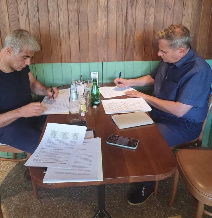 יאיר לפיד וניצן הורוביץ חותמים על ההסכם הקוליציוני בין המפלגות
