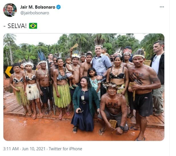 נשיא ברזיל ז'איר בולסונרו מצטלם עם ברזילאים ילידים טוויטר