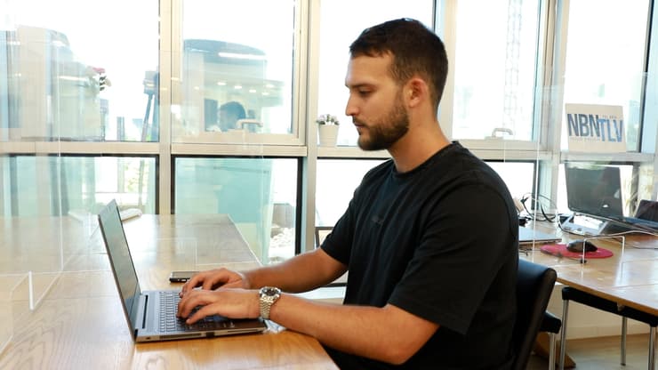 סהר אלבז (26), סמנכ"ל פיתוח עסקי ב"פאי טכנולוגיה", חברה המתמחה במוצרי בינה מלאכותית והצפנת מידע. 
