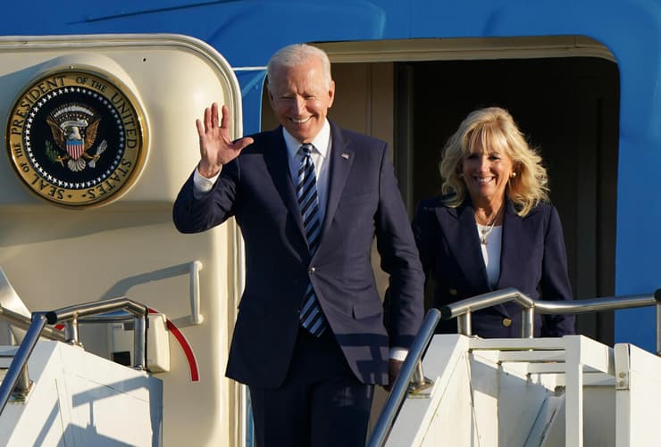 ג'ו ביידן עם אשתו ג'יל ביידן נוחתים ב בריטניה לקראת פסגת G7