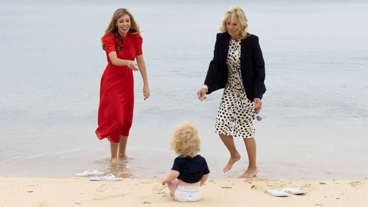 קארי סימונדס, הגברת הראשונה של ארה"ב והבן הקטן ווילפרד על החוף באנגליה 