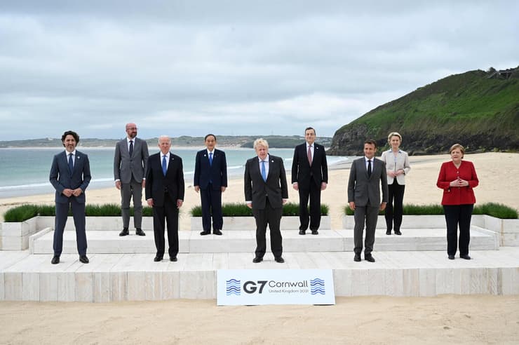 מנהיגי ה-G7 בפגישה קבוצתית בחוף בפתיחת הוועידה שלשום 