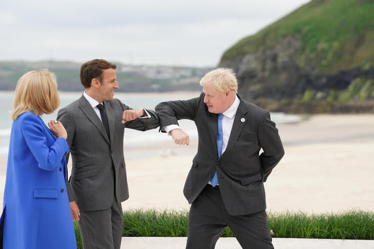 מקרון וג'ונסון בפסגת ה-G7, ביוני. ר"מ בריטניה לצרפתים: "תנו לי מנוחה" 