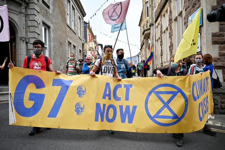פעילי אקלים מפגינים בדרישה ממנהיגי ה-G7 לפעול מיד 