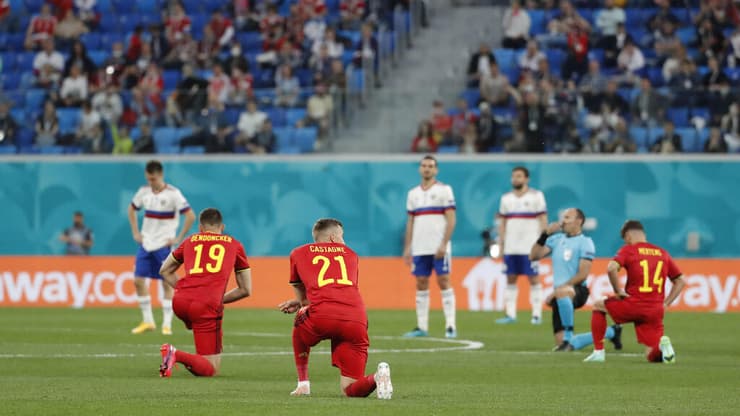 שחקני בלגיה כורעים אתמול בסנט פטרסבורג, הנבחרת הרוסית משקיפה  