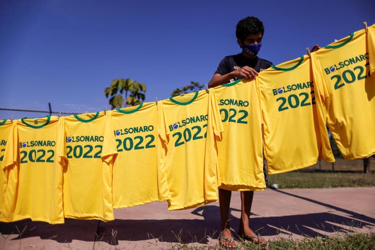 חולצות נבחרת ברזיל עם שמו של הנשיא ז'איר בולנסונרו
