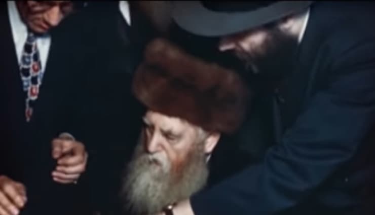 הרבי מלובביץ עם כובע לבד וחותנו על שטריימל-קולפיק מטקס קבלת האזרחות של הרבי השישי בארה"ב, 17 במרץ 1949