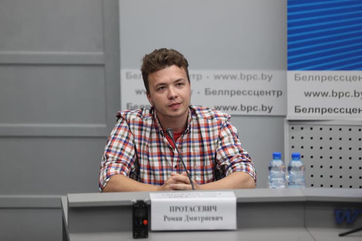 בלארוס רומן פרוטסביץ' מתנגד משטר נחטף נעצר מסיבת עיתונאים