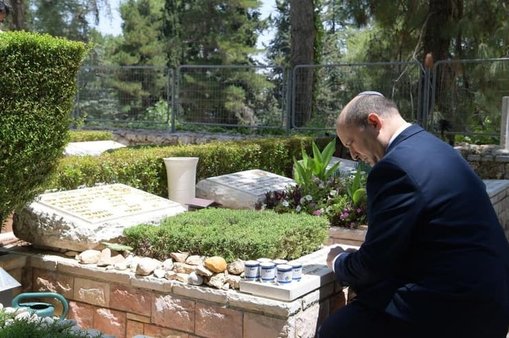 ראש הממשלה נפתלי בנט בקברו של חברו הקרוב, סא"ל עמנואל מורנו ז"ל, בהר הרצל