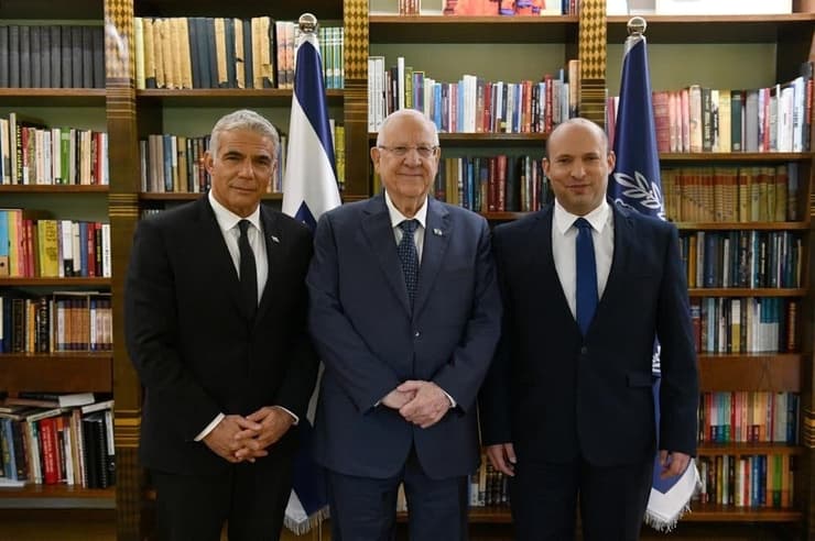 ראש הממשלה נפתלי בנט עם יאיר לפיד ונשיא המדינה ראובן ריבלין