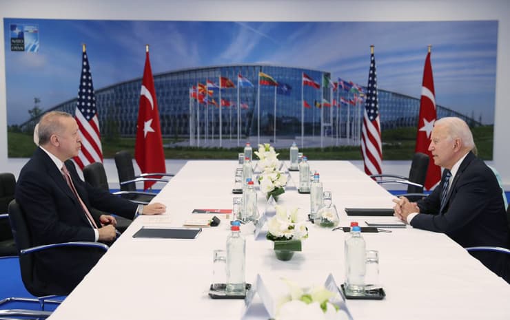 נשיא ארה"ב ג'ו ביידן נפגש עם נשיא טורקיה רג'פ טאיפ ארדואן תמונות שהפיצה לשכת ארדואן
