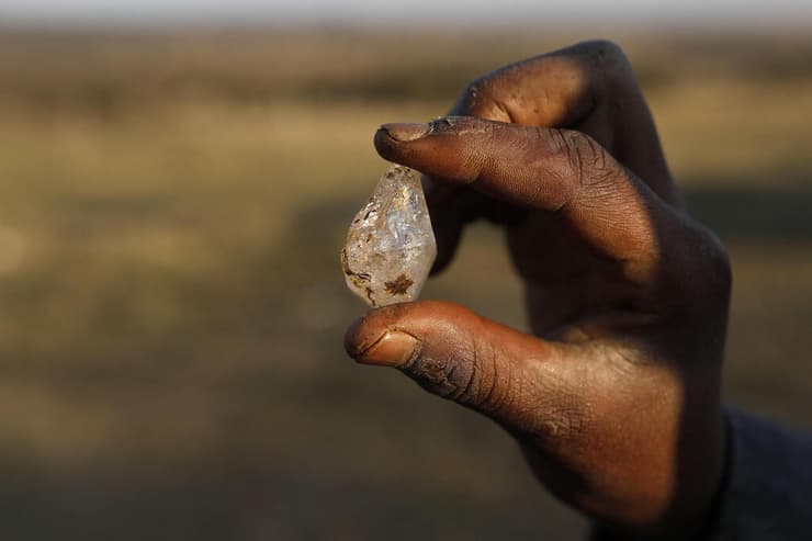 מחפשים יהלומים ב כפר ב דרום אפריקה
