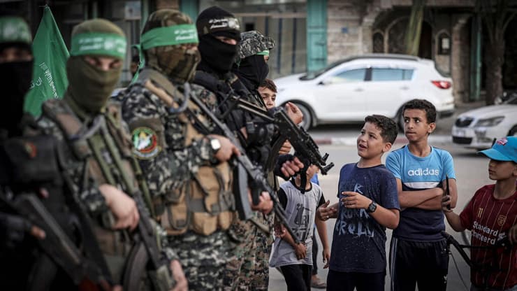 ילדים בעזה עם חמושים של חמאס