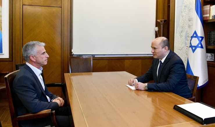 נפתלי בנט ראש הממשלה בפגישה עם דוד ברנע ראש המוסד