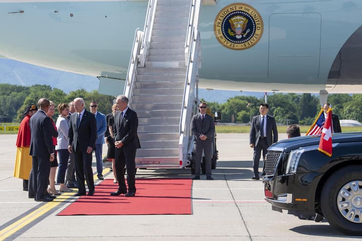 נשיא ארה"ב ג'ו ביידן נוחת ב ז'נבה שוויץ