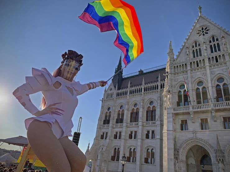 הפגנה מחוץ ל פרלמנט בודפשט הונגריה הצבעה על חוק נגד להט"ב