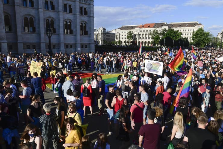 הפגנה מחוץ ל פרלמנט בודפשט הונגריה הצבעה על חוק נגד להט"ב