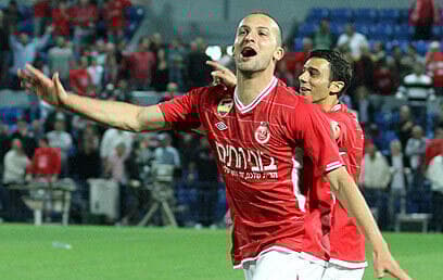 שהר בקדנציה הקודמת שלו בהפועל ת"א (צילום: עוז מועלם) בן שהר במדי הפועל ת"א ב-2011