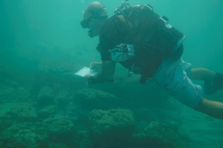 תיעוד שרידי הנמל בדור מתחת למים