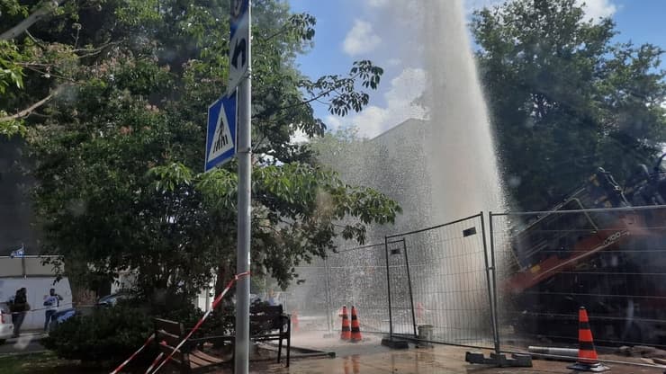 צינור מים התפוצץ בעקבות עבודות הרכבת הקלה בכיכר מילאנו בת"א
