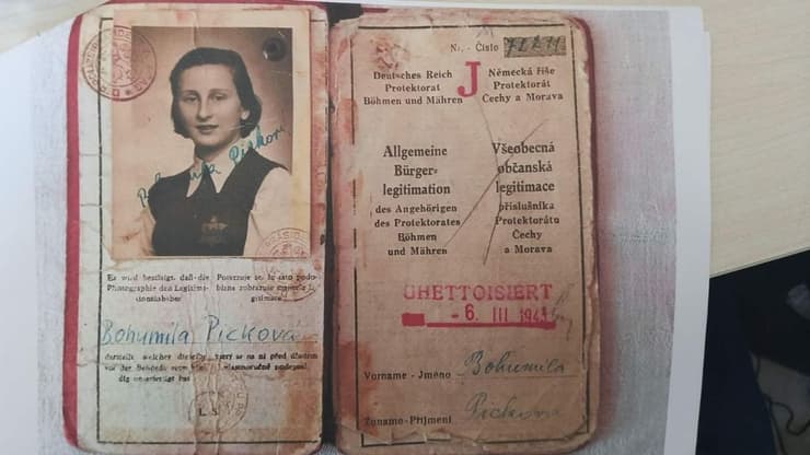 תעודת זהות שקיבלה ניצולת השואה לקראת גירושה מביתה בפראג אל מחנה הריכוז בטרזיינשטט