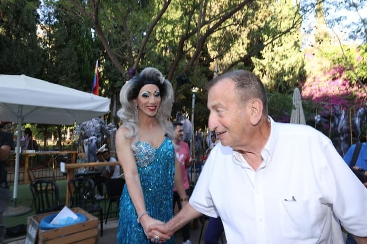 רון חולדאי ראש עיריית תל אביב במסיבת פתיחת שבוע הגאווה בגן מאיר