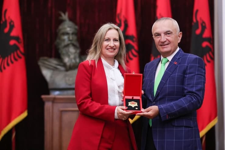 סא"ל (מיל') אביטל ליבוביץ' בקבלת האות מנשיא אלבניה איליר מטה