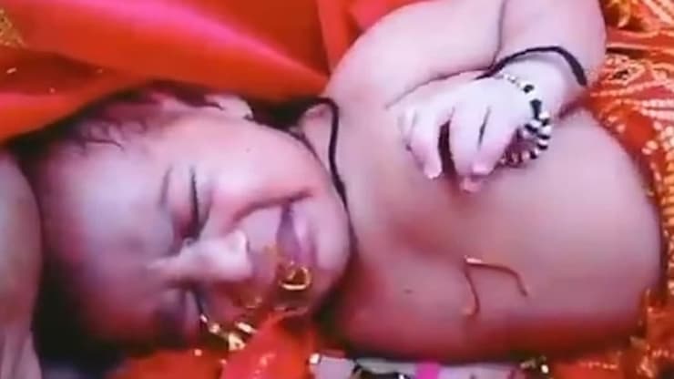  הודו תינוקת צפה ב תיבת עץ תיבה נהר גנגס גאזיפור אוטר פרדש