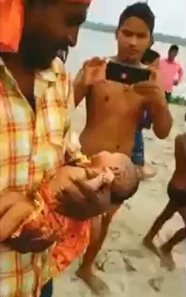  הודו תינוקת צפה ב תיבת עץ תיבה נהר גנגס גאזיפור אוטר פרדש