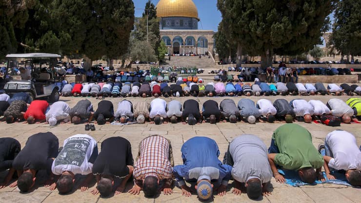 פלסטינים מתפללים בהר הבית