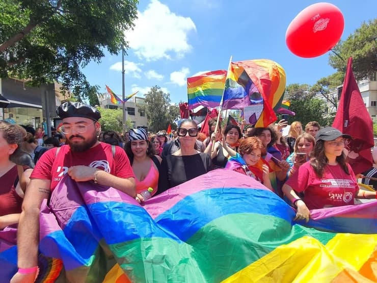 מרב מיכאלי במצעד הגאווה בחיפה
