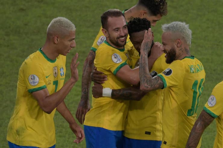 שחקני נבחרת ברזיל חוגגים