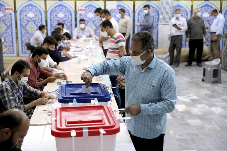 מצביעים באיראן