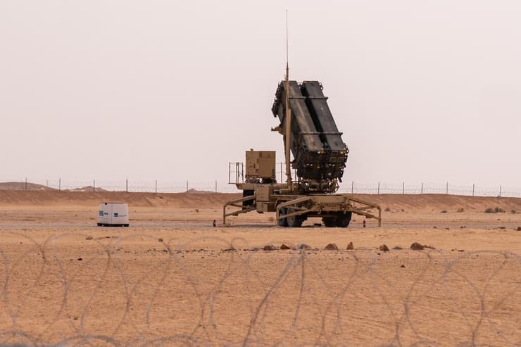 סוללות הגנה נגד טילים ב בסיס ב סעודיה 