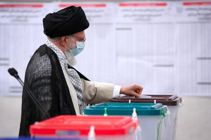המנהיג העליון חמינאי מצביע בטהרן. "בואו להצביע, אתם המרוויחים הראשיים" 