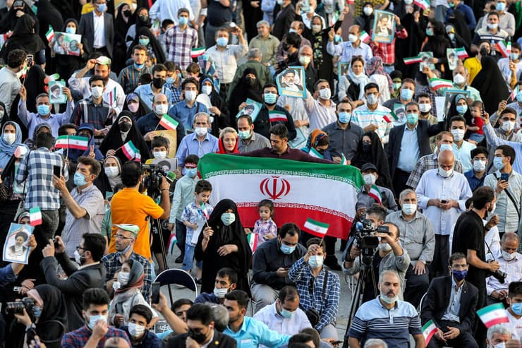איראן תומכי איברהים ראיסי חוגגים את ניצחונו ב טהרן