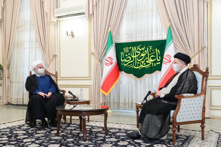 נשיא איראן הנבחר איברהים ראיסי עם הנשיא היוצא חסן רוחאני