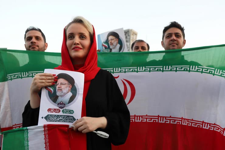 איראן תומכי איברהים ראיסי חוגגים את ניצחונו ב טהרן