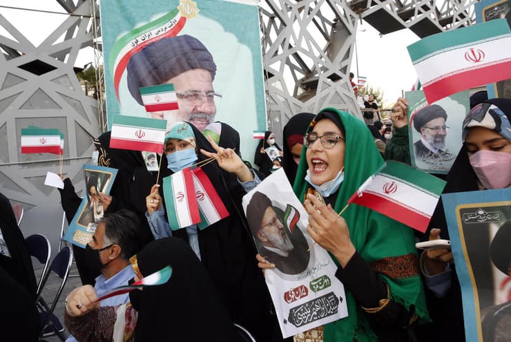 איראן חוגגים את ניצחון איברהים ראיסי ב בחירות ל נשיאות