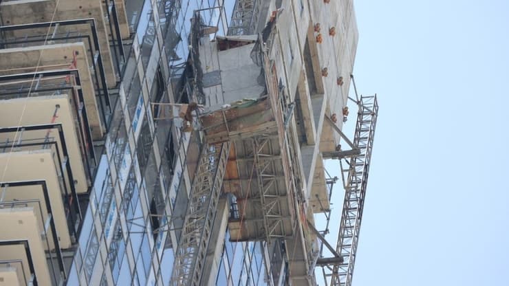 הרוג בקריסת מעלית משא באתר בנייה בתל אביב