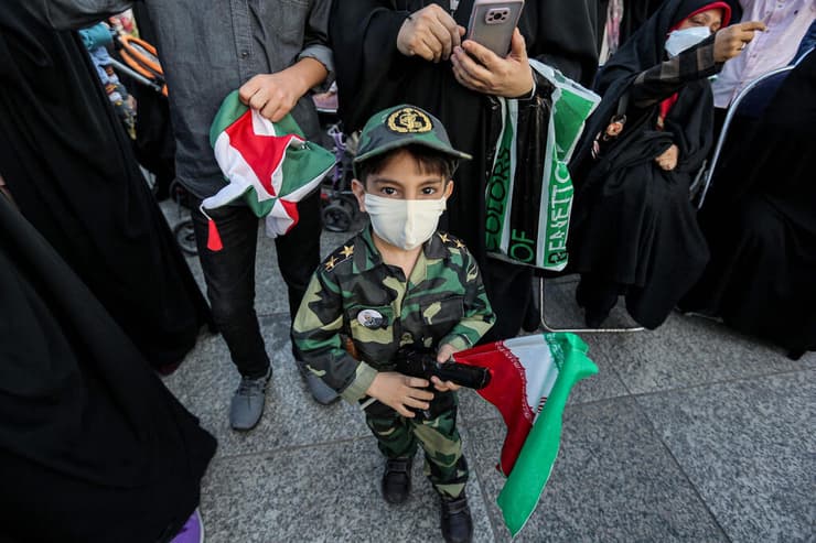 איראן ילד במדי משמרות המהפכה חגיגות ניצחון ל איברהים ראיסי נבחר ל נשיא