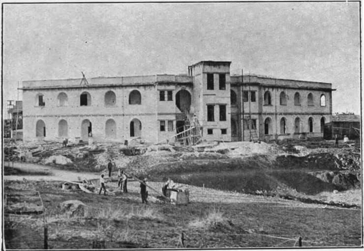 בית הספר תל-נורדאו בבנייה. צילום מתוך חוברת קרן היסוד משנת 1926