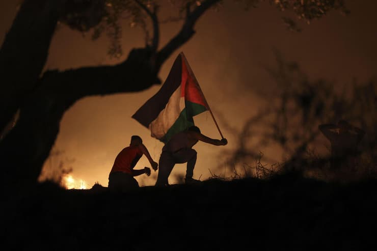 הפגנה ו הטרדה לילית של פלסטינים באזור הכפר ביתא נגד מאחז אביתר 