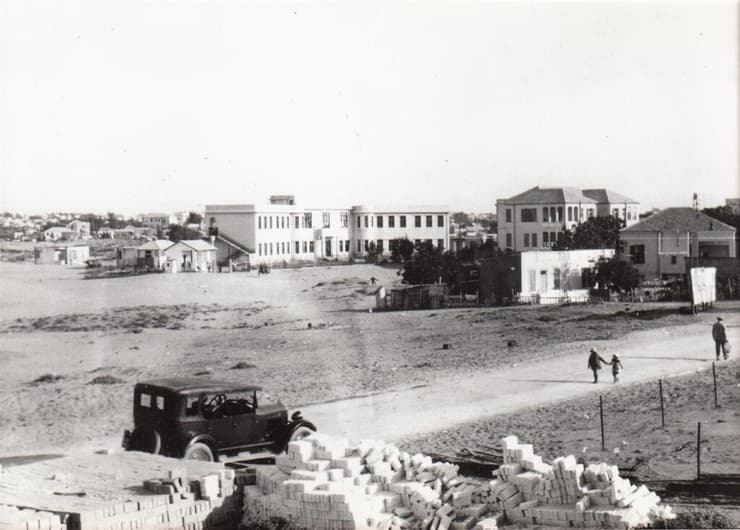 בית הספר תל-נורדאו ברקע השכונה הנבנית ב-1930