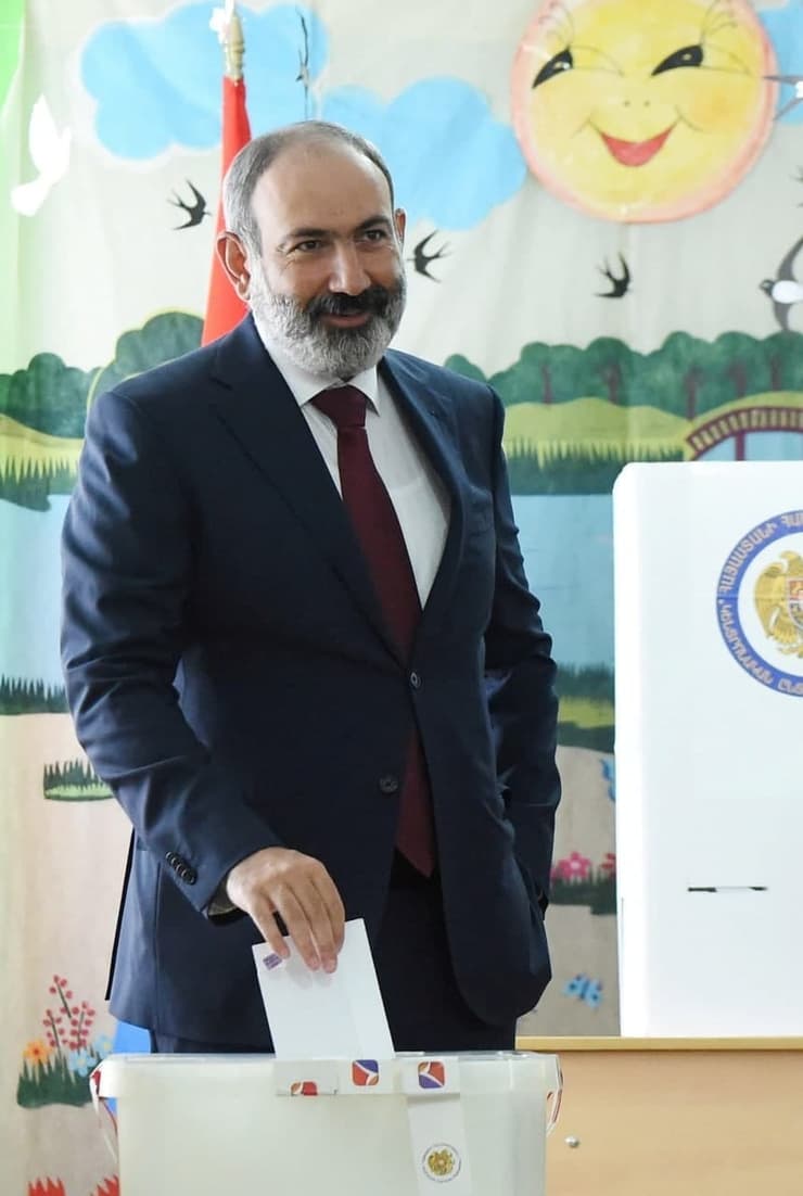  פשיניאן מצביע בבחירות. מפלגתו קיבלה כמעט 54% מהקולות