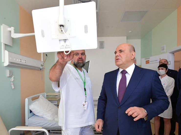 ראש ממשלת רוסיה מיכאיל מישוסטין מבקר ב בית חולים ל חולי קורונה מוסקבה